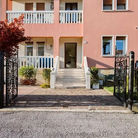 Deluxe Ground Floor Venice/treviso Park Apartment